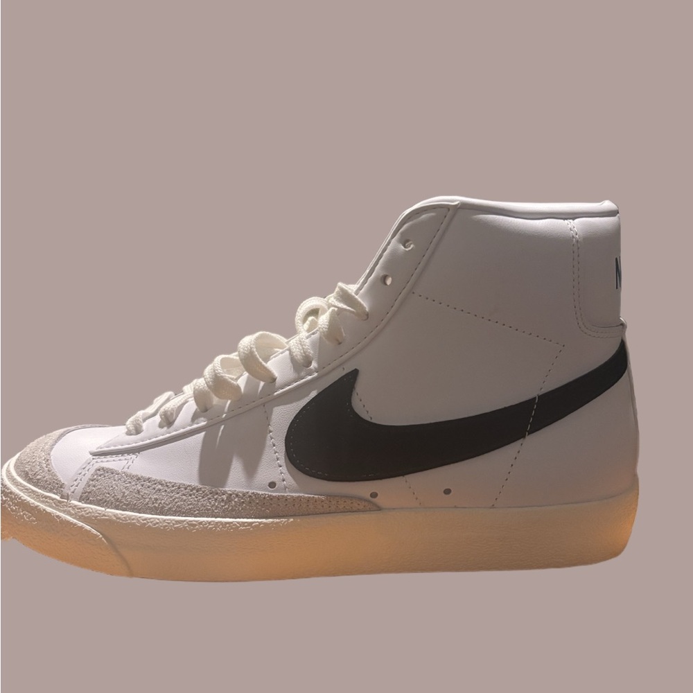 New,Men 10,Women 8.5. Nike Blazer Mid '77 Vintage sneaker in white and black